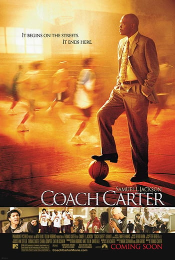 Cartaz do filme Coach Carter - um homem de terno com o pé em uma bola de basquete em frente a figuras borradas de homens correndo em um ginásio.  A imagem está em tom sépia com texto em preto e branco sobreposto